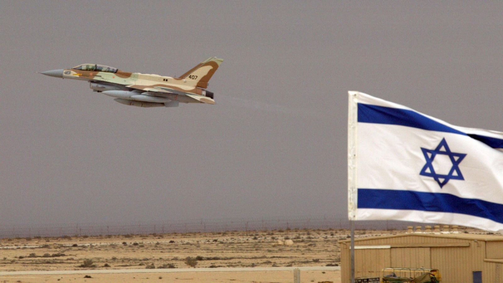 Imagen de archivo de un F-16 de la Fuerza Aérea de Israel despegando de una base en el desierto del Negev.