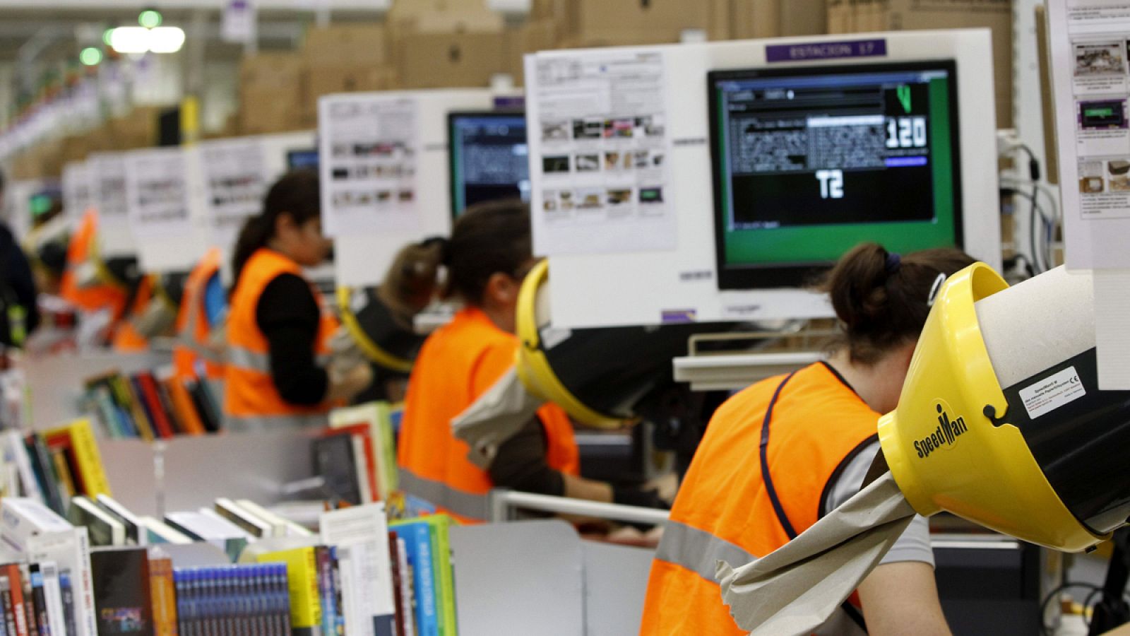 Trabajadores de Amazon en el centro logístico de esta empresa en la localidad madrileña de San Fernando de Henares.