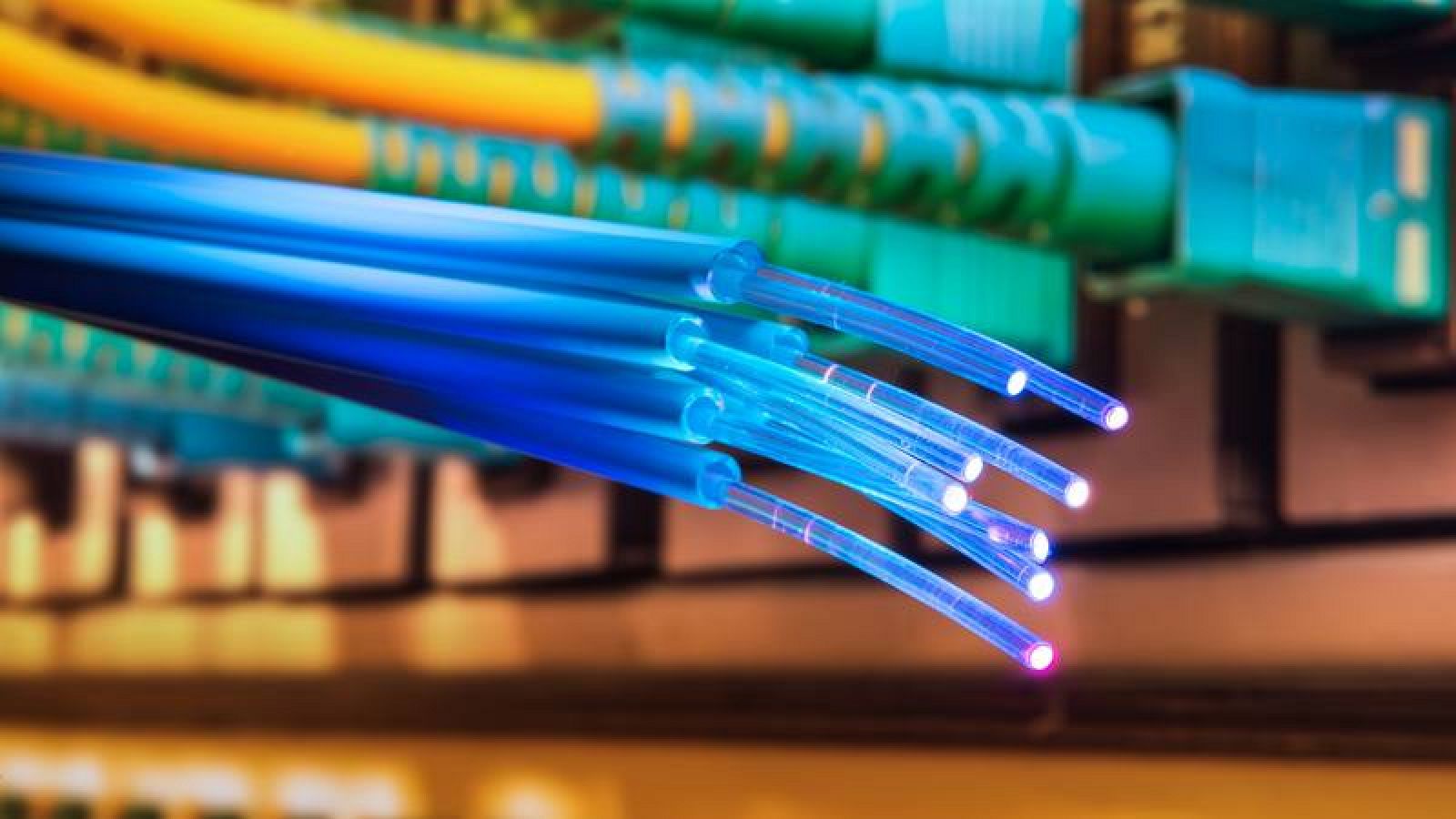 Cables de fibra óptica capaces de transmitir una banda ancha de 300 mbps