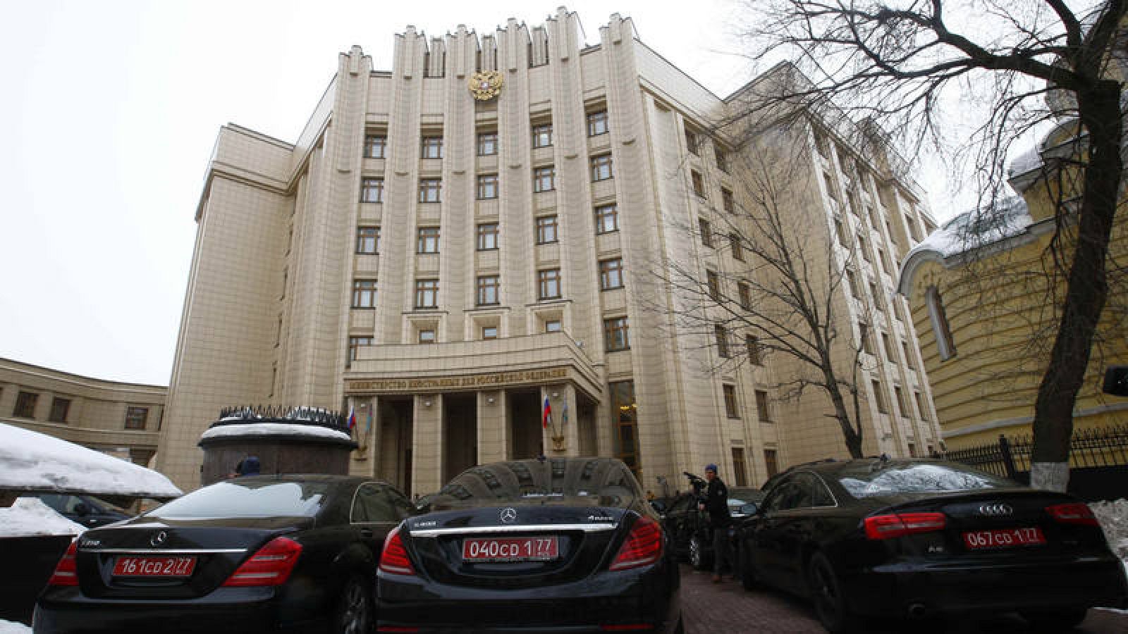 Coches de embajadores frente a la sede del Ministerio de Exteriores ruso en Moscú