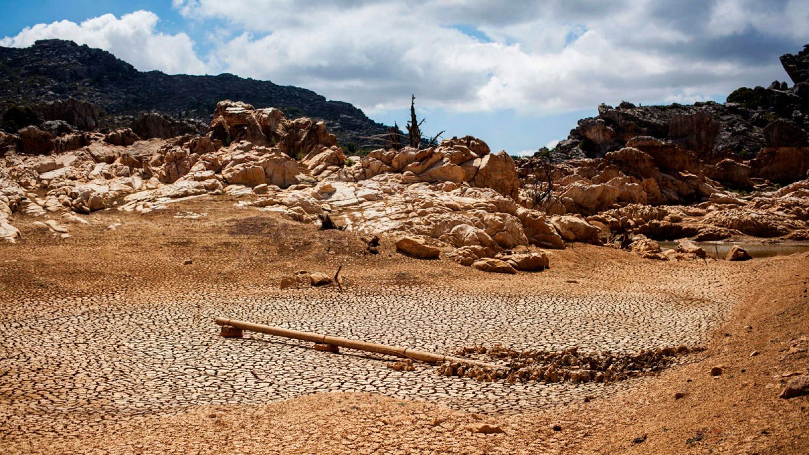 Un embalse seco en Piketberg, al norte de la localidad sudafricana de Ciudad del Cabo