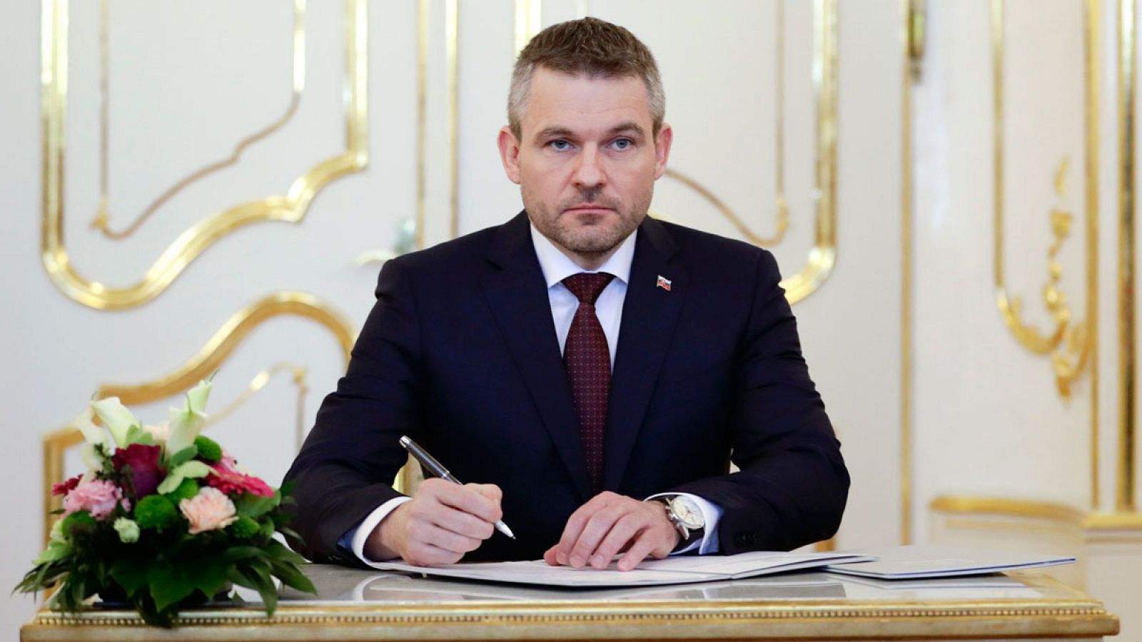 Peter Pellegrini firma su nombramiento como primer ministro de Eslovaquia