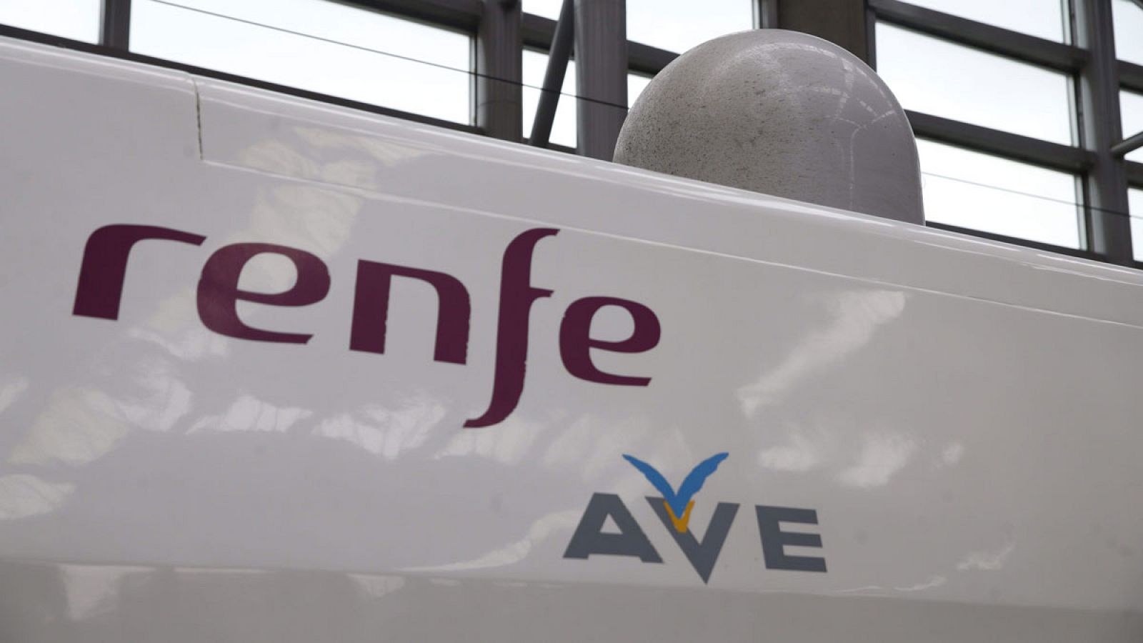 El logo del AVE junto al de Renfe en uno de los vagones del tren de alta velocidad