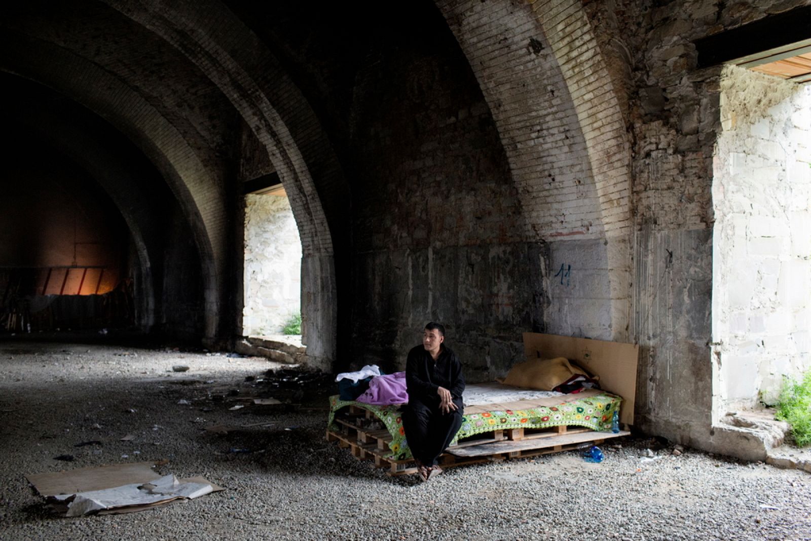 Un migrante improvisa un refugio y un lecho en Trieste, que apenas le amparan del frío y la lluvia