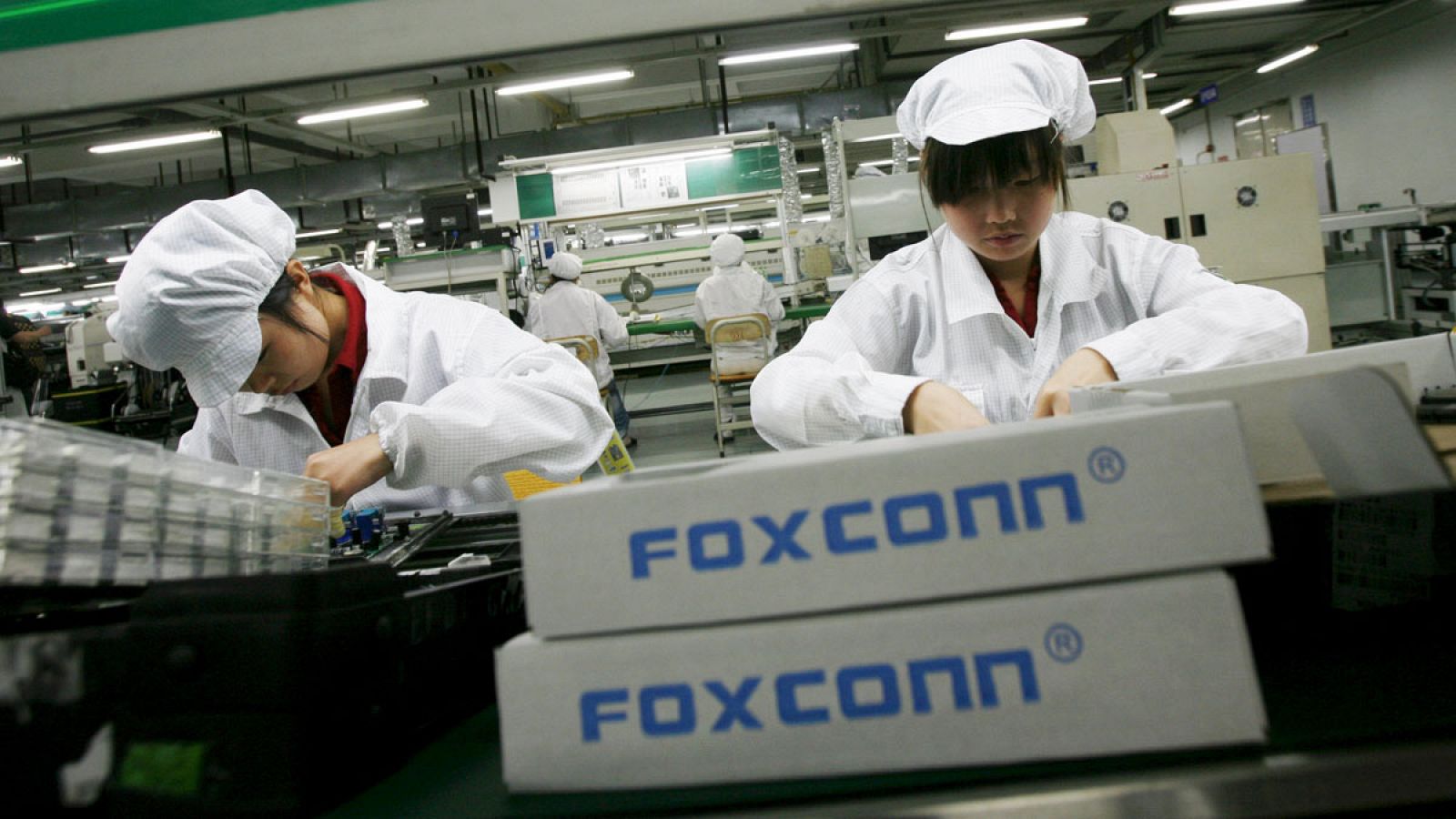 Varias trabajadoras en una planta de montaje de productos de la empresa Foxconn, proveedora de Apple