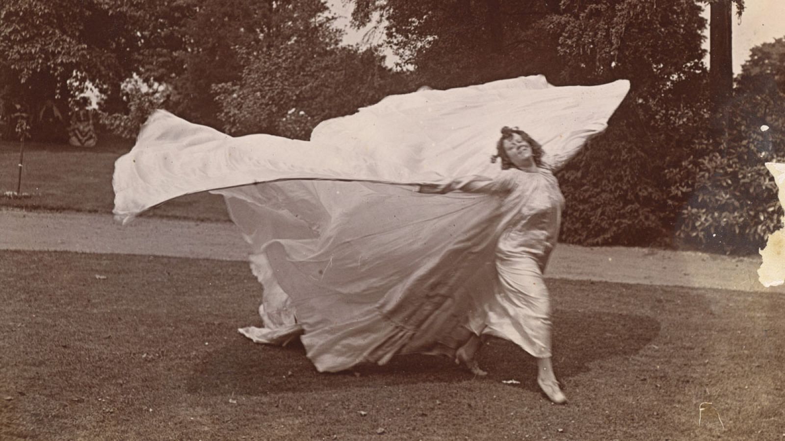 La coreógrafa estadounidense Loie Fuller bailando,1900.