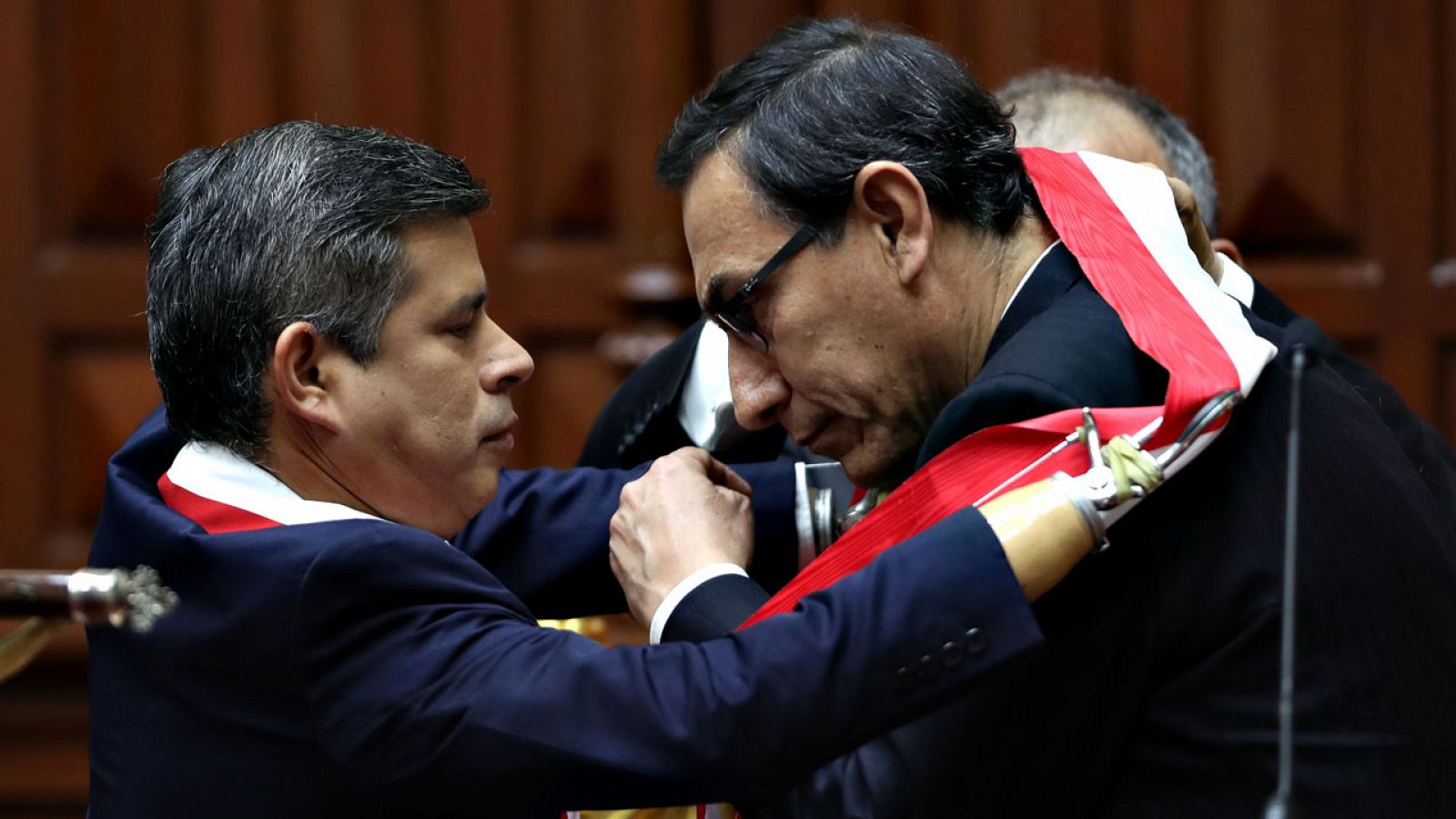 El presidente del Congreso peruano, Luis Galarreta, le impone la banda presidencial a Martín Vizcarra