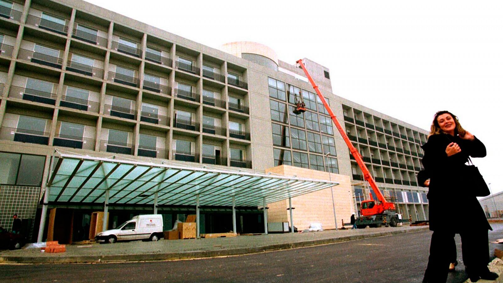 El Hospital de La Ribera en Alzira, en Valencia, el día antes de abrir sus puertas el 1 de enero de 1999