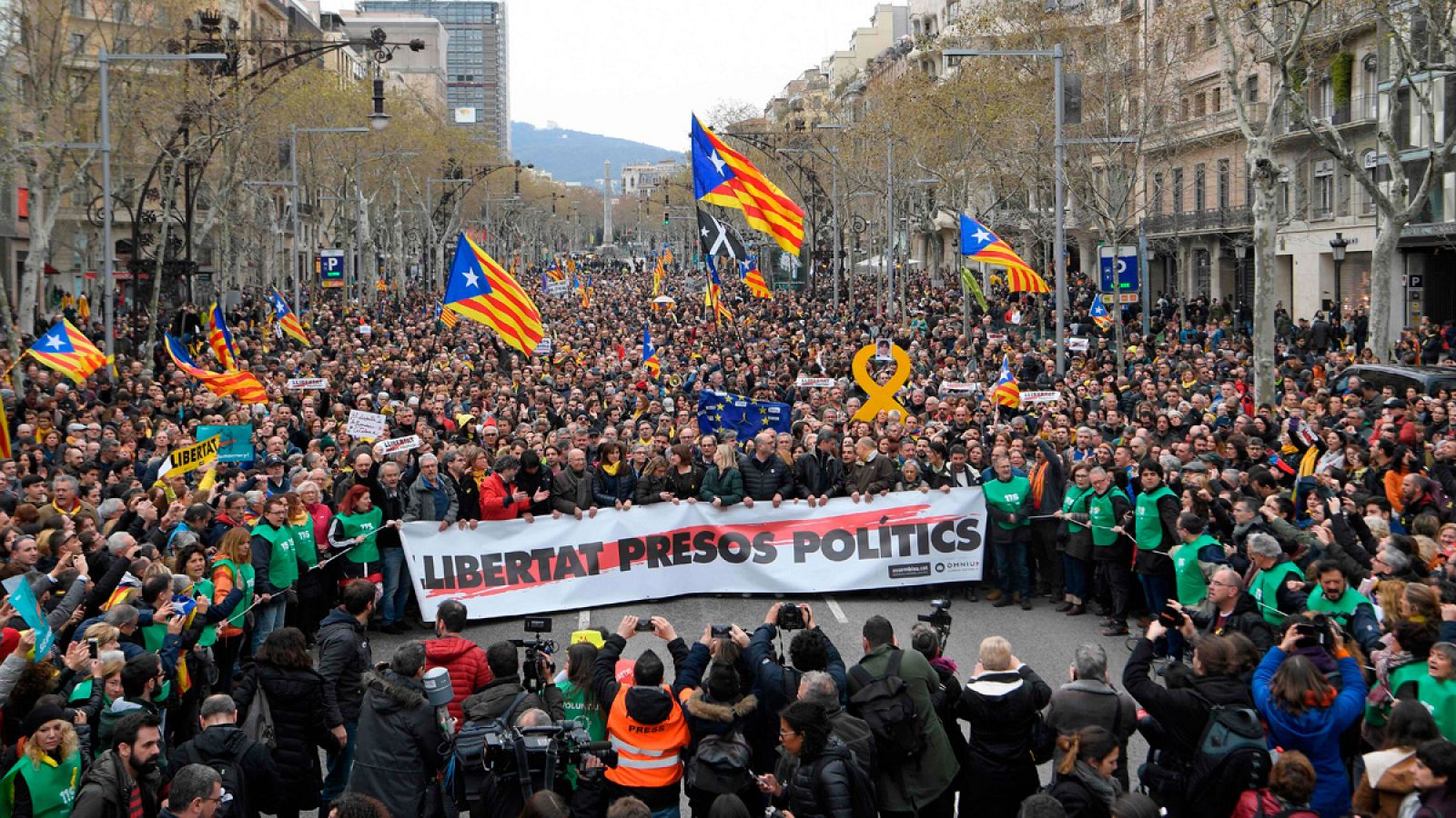 Manifestantes a las puertas de la sede de la Comisión Europea en Barcelona