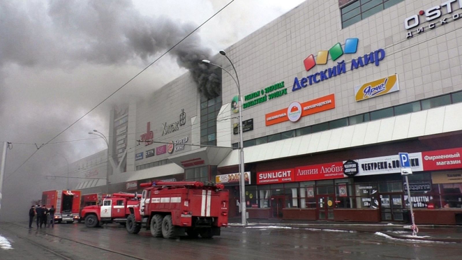 Los bomberos trabajan en los trabajos de extinción del incendio en un centro comercial en la ciudad rusa de Kémerovo, en Siberia