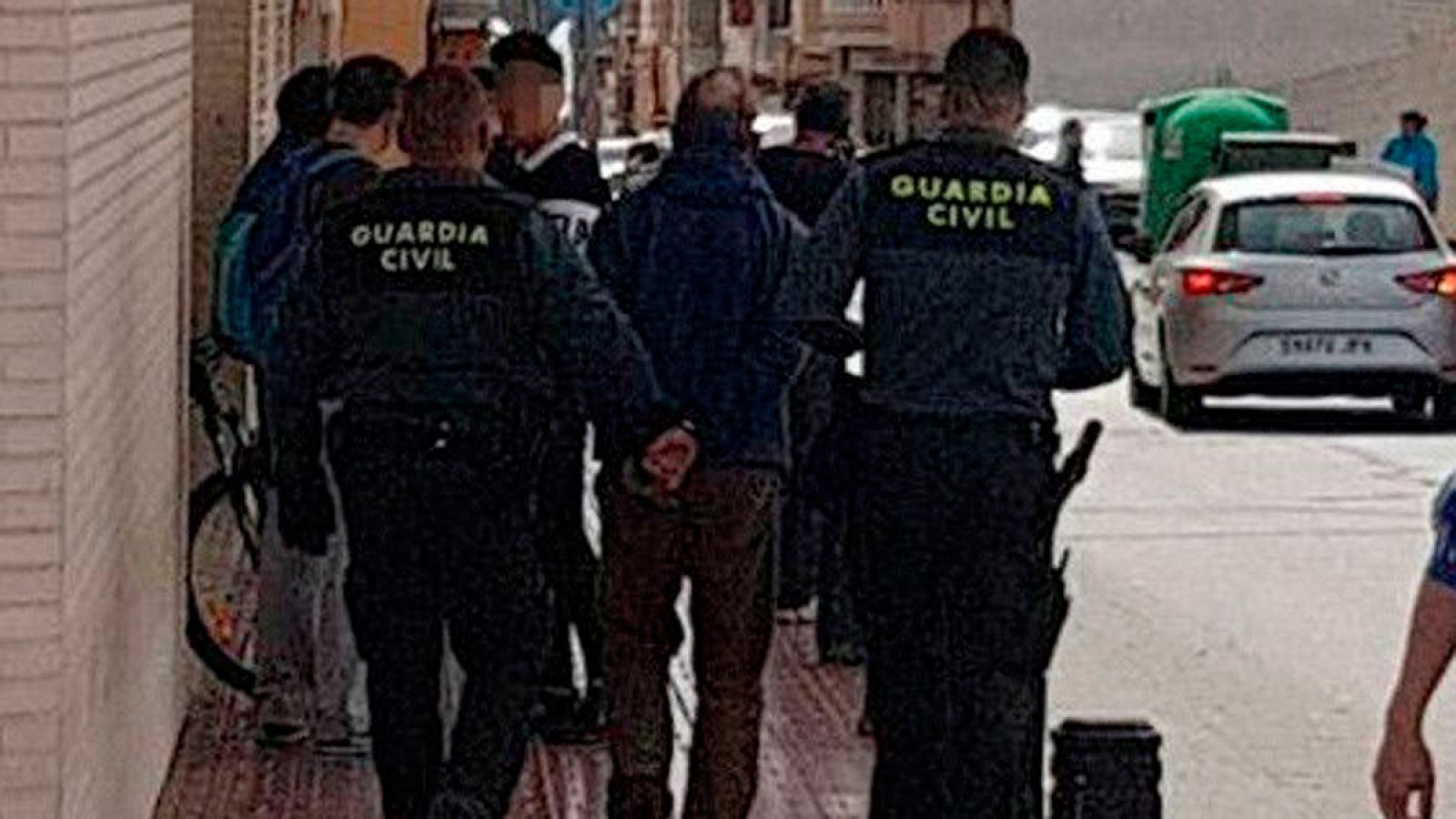 Fotografía facilitada por la Guardia Civil de la detención en la localidad alicantina de Torrevieja, de un profesor de academia como presunto autor de un delito de abusos sexuales a una menor.