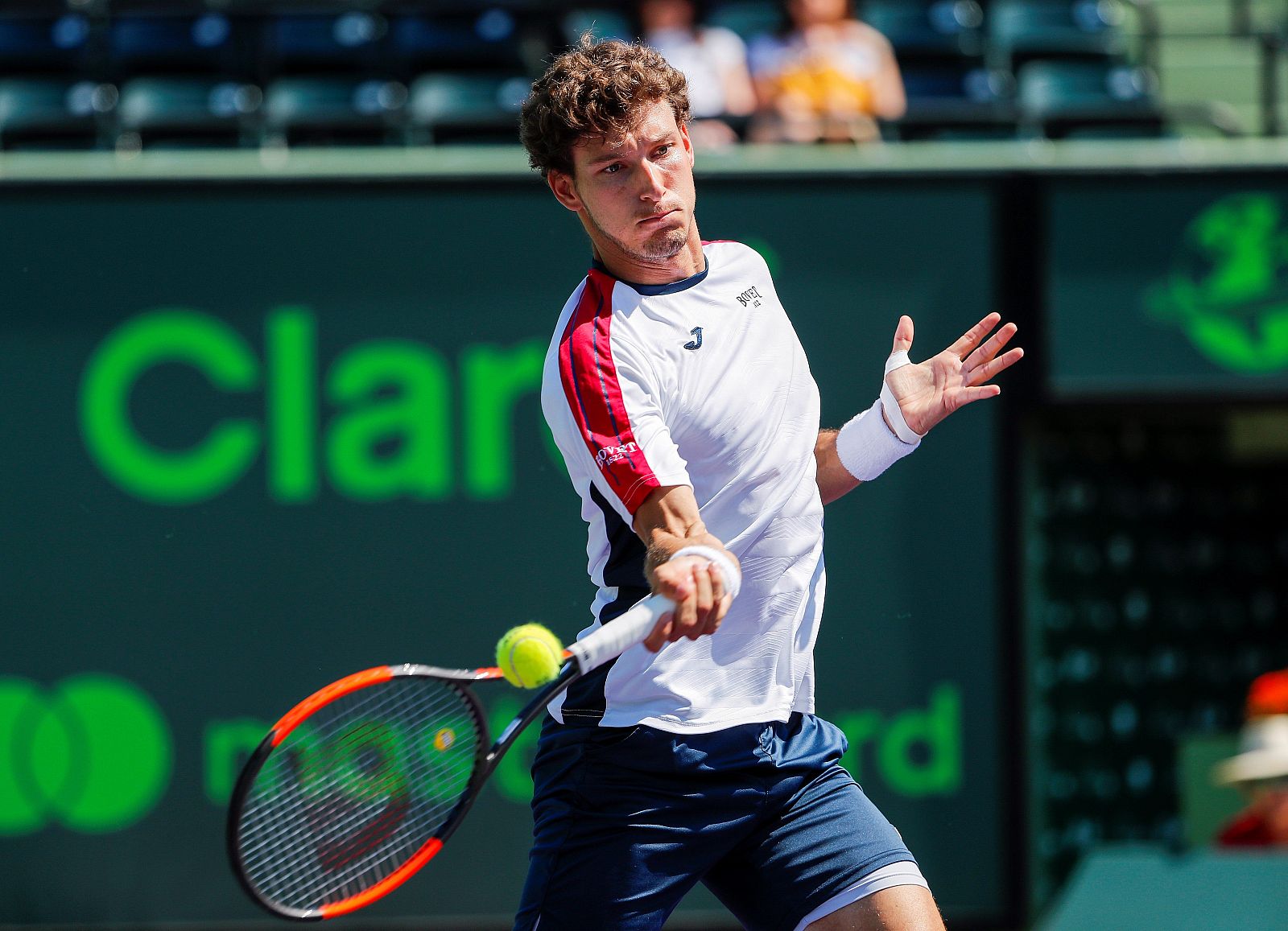 El tenista español Pablo Carreño Busta devuelve la bola al estadounidense Steve Johnson durante el partido de la tercera ronda Abierto de Miami.