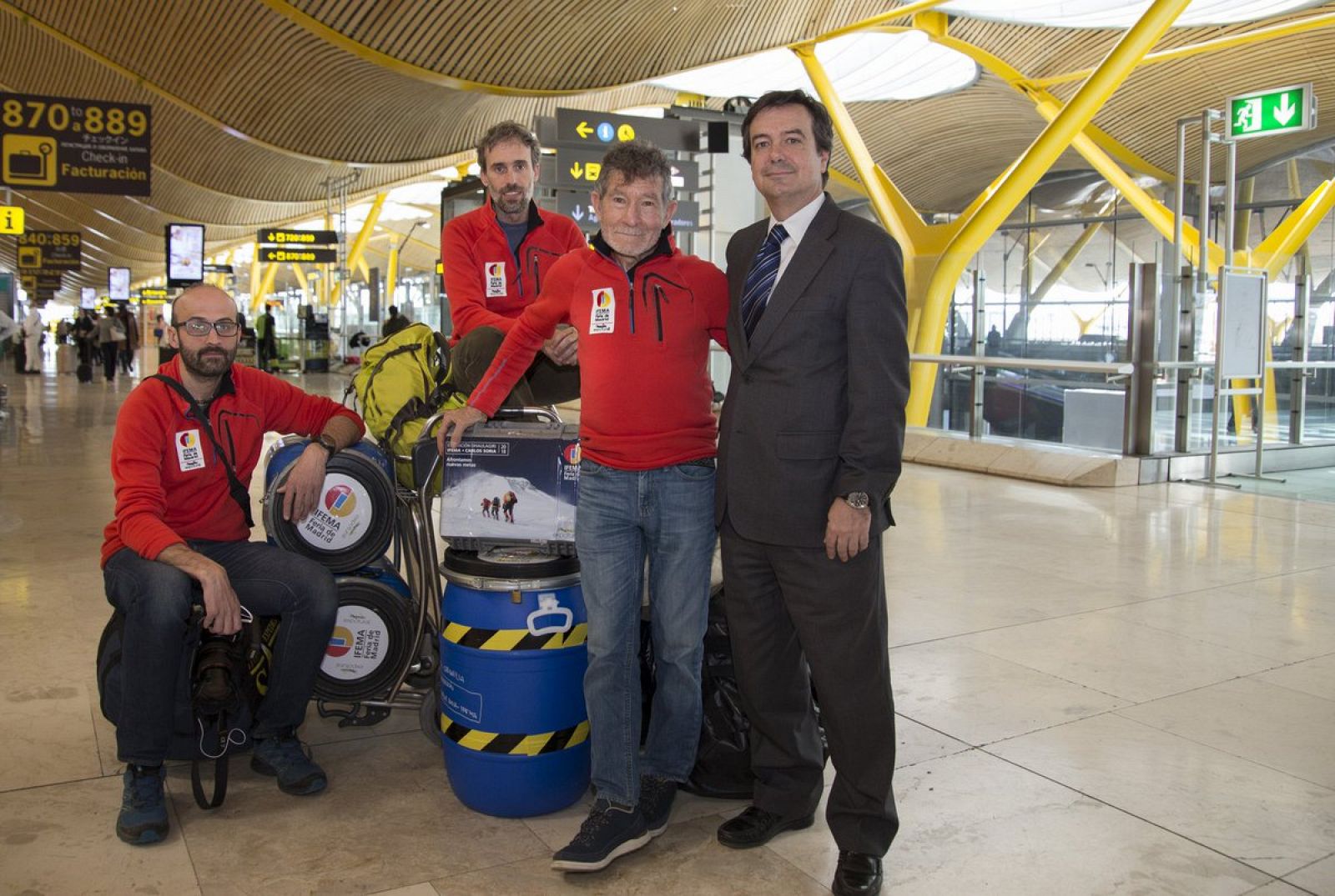 La expedición Carlos Soria IFEMA en el aeropuerto de Barajas Adolfo Suárez antes de partir a Nepal.