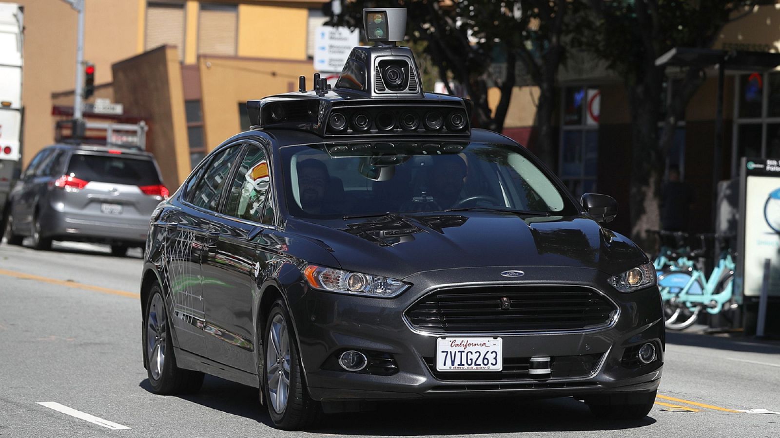 Imagen de uno de los coches autónomos de Uber circulando por las calles de San Francisco.