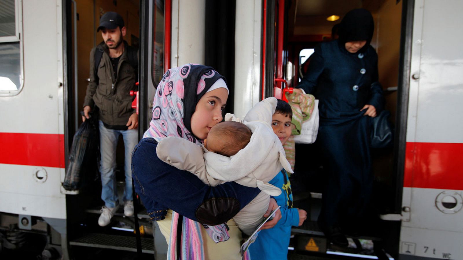 Un grupo de refugiados sirios baja en la estación berlinesa de Schoenefeld de un tren llegado desde Austria