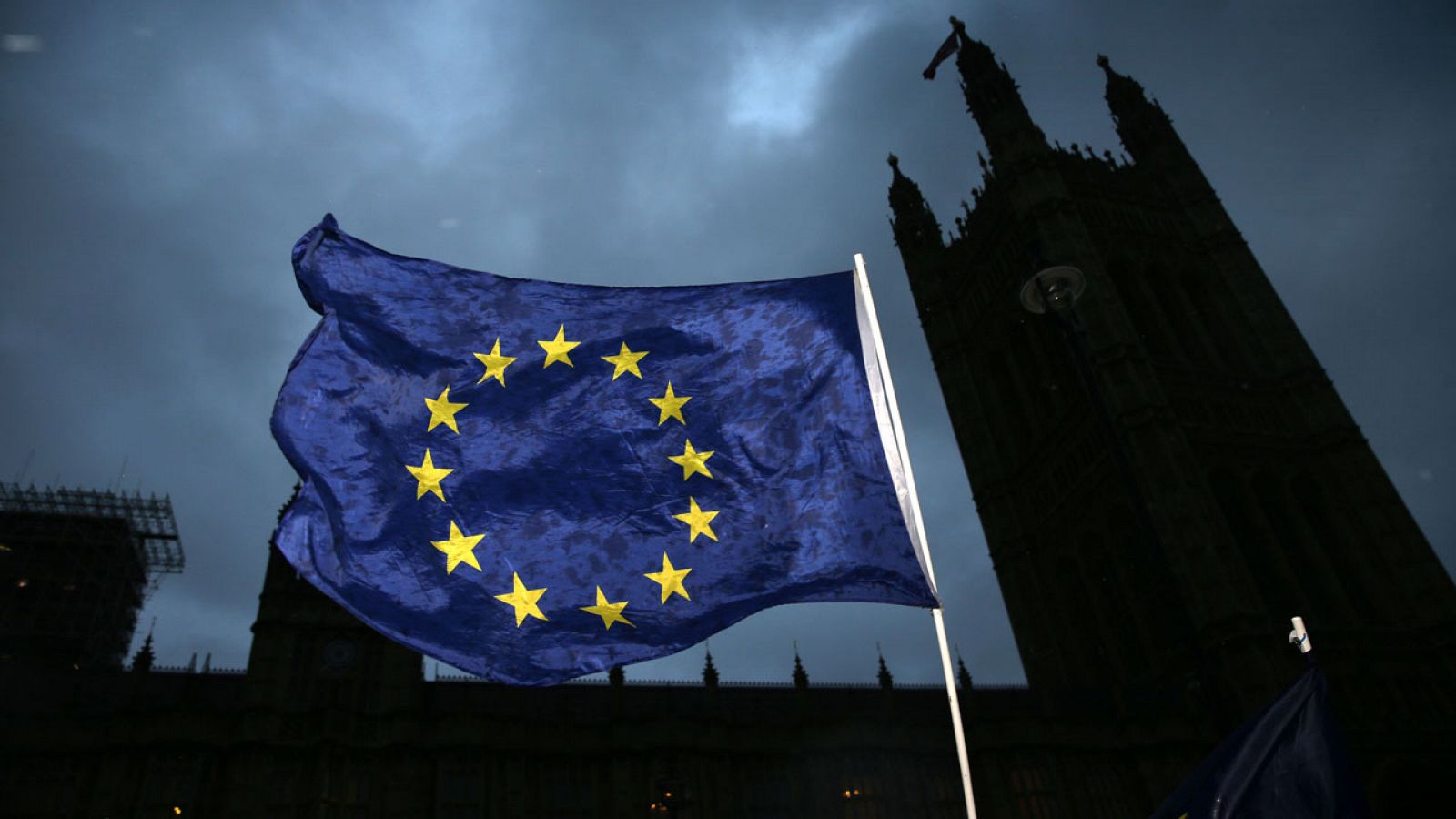 Una bandera europea ondea frente al Parlamento británico el pasado 13 de diciembre de 2017