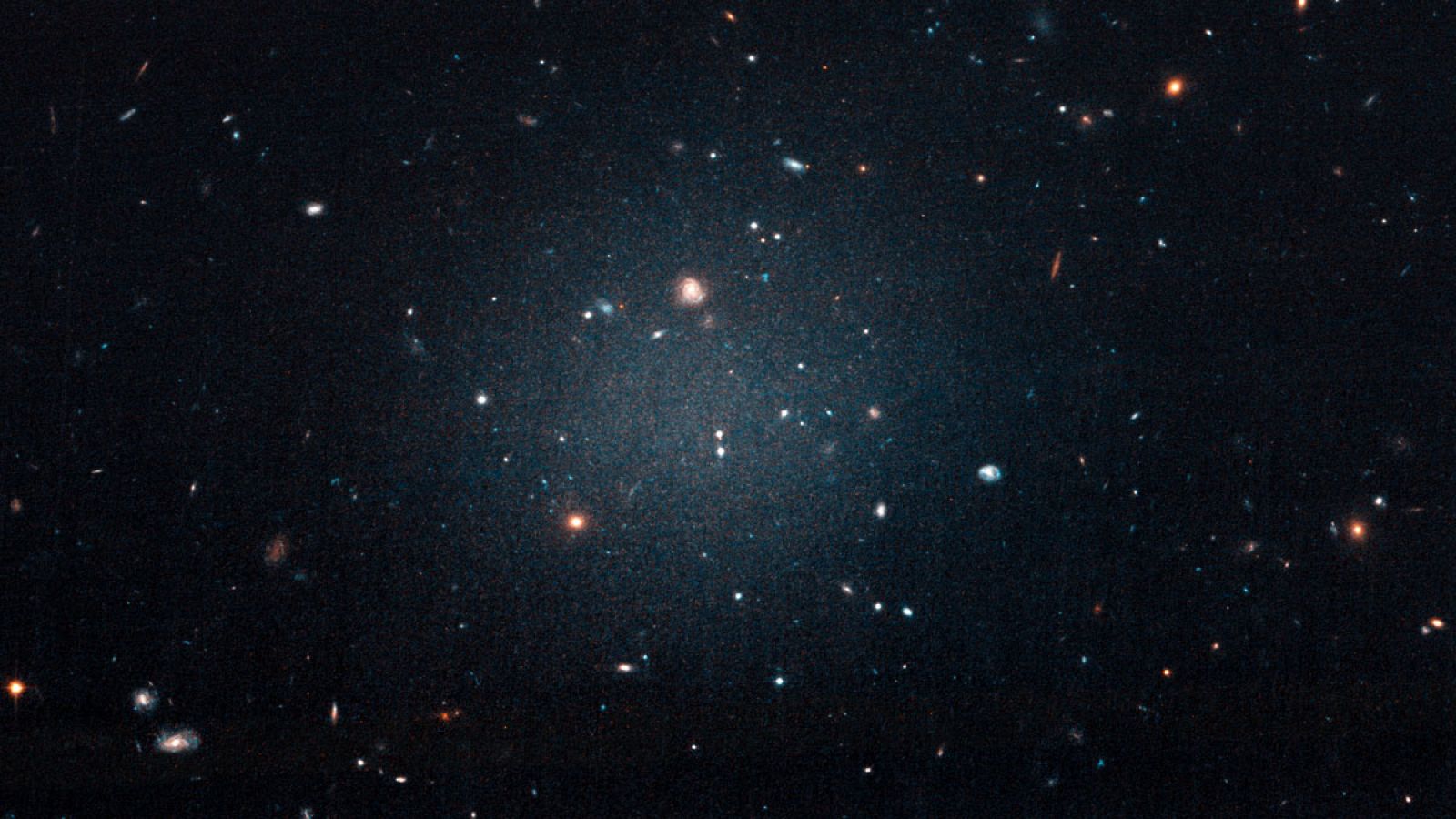 Fotografía de la galaxia NGC1052-DF2 tomada por el telescopio Hubble