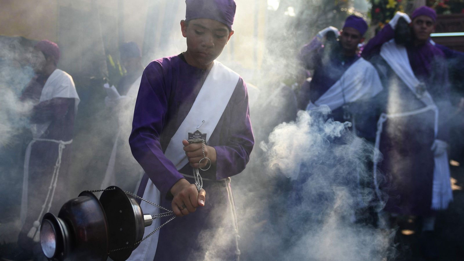 Una de las procesiones de Semana Santa este viernes en El Salvador