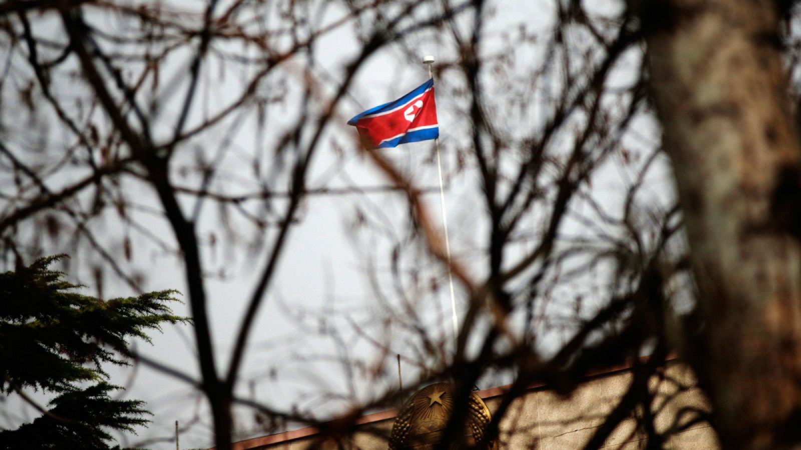 Vista de la bandera norcoreana en la embajada de Corea del Norte en Pekín