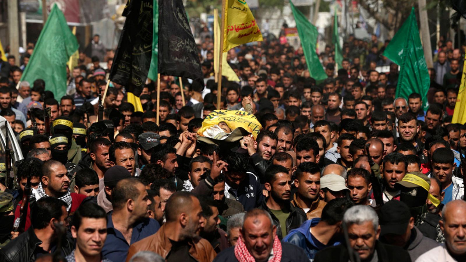 Decenas de palestinos trasladan el cuerpo de Hamdan Abu Amsha, muerto en las protestas en la frontera entre Gaza e Israel