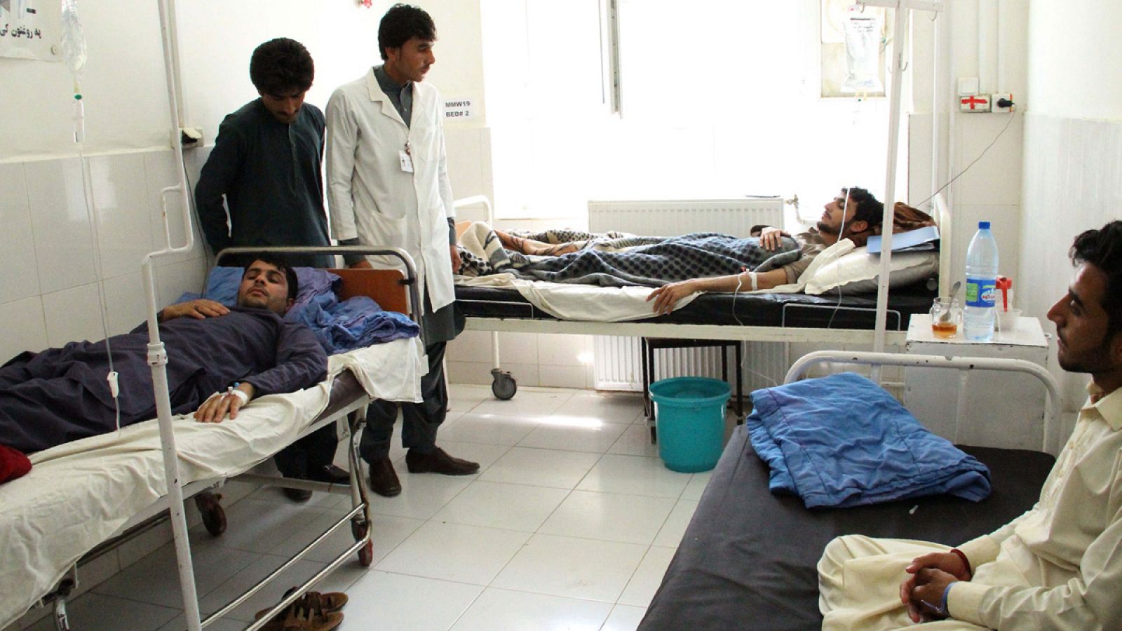 Algunos de los huelguistas son atendidos en un hospital de Lashkargah, Afganistán