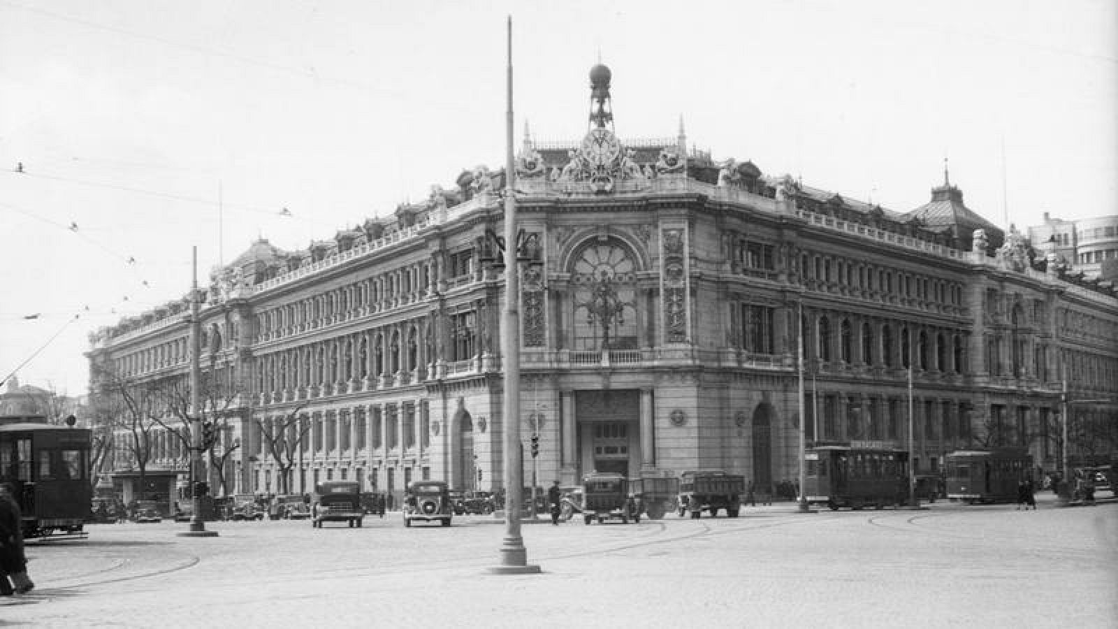 Vista general del Banco de España y tráfico en la calle Alcalá en Madrid en 1935