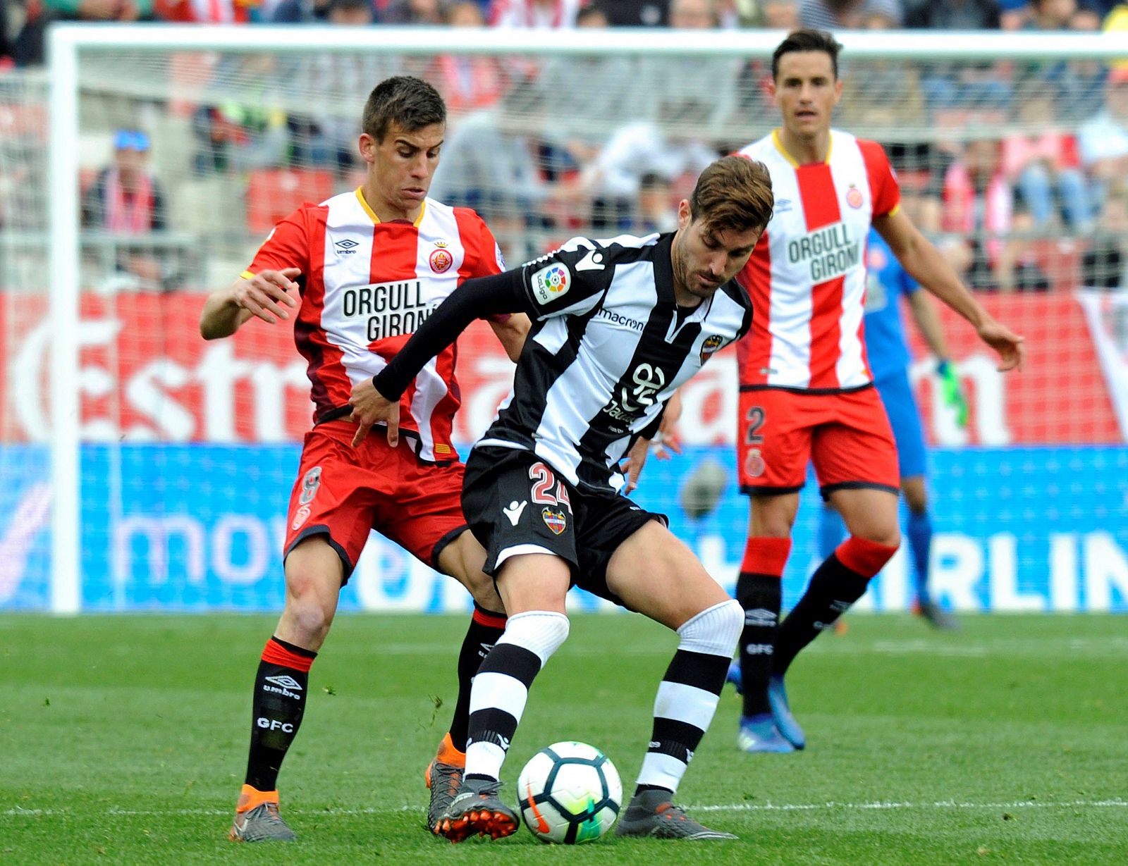 Pere Pons disputa el balón contra José Gómez.