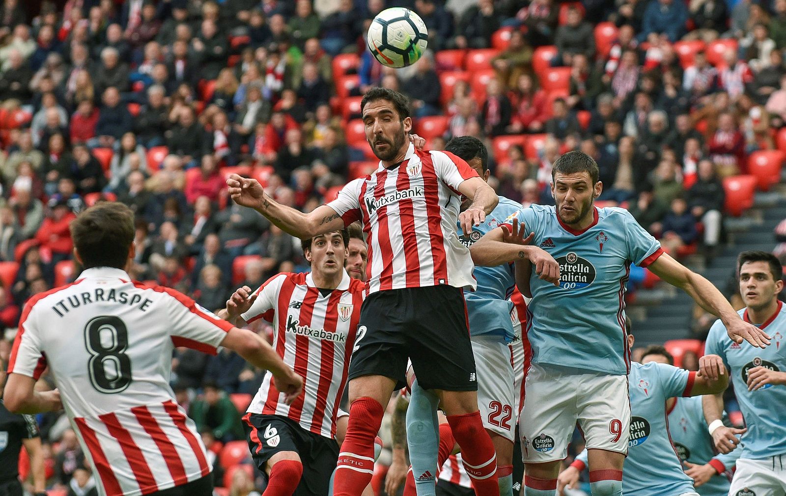 Raúl García disputa un balón ante la presencia de los jugadores del Celta de Vigo.