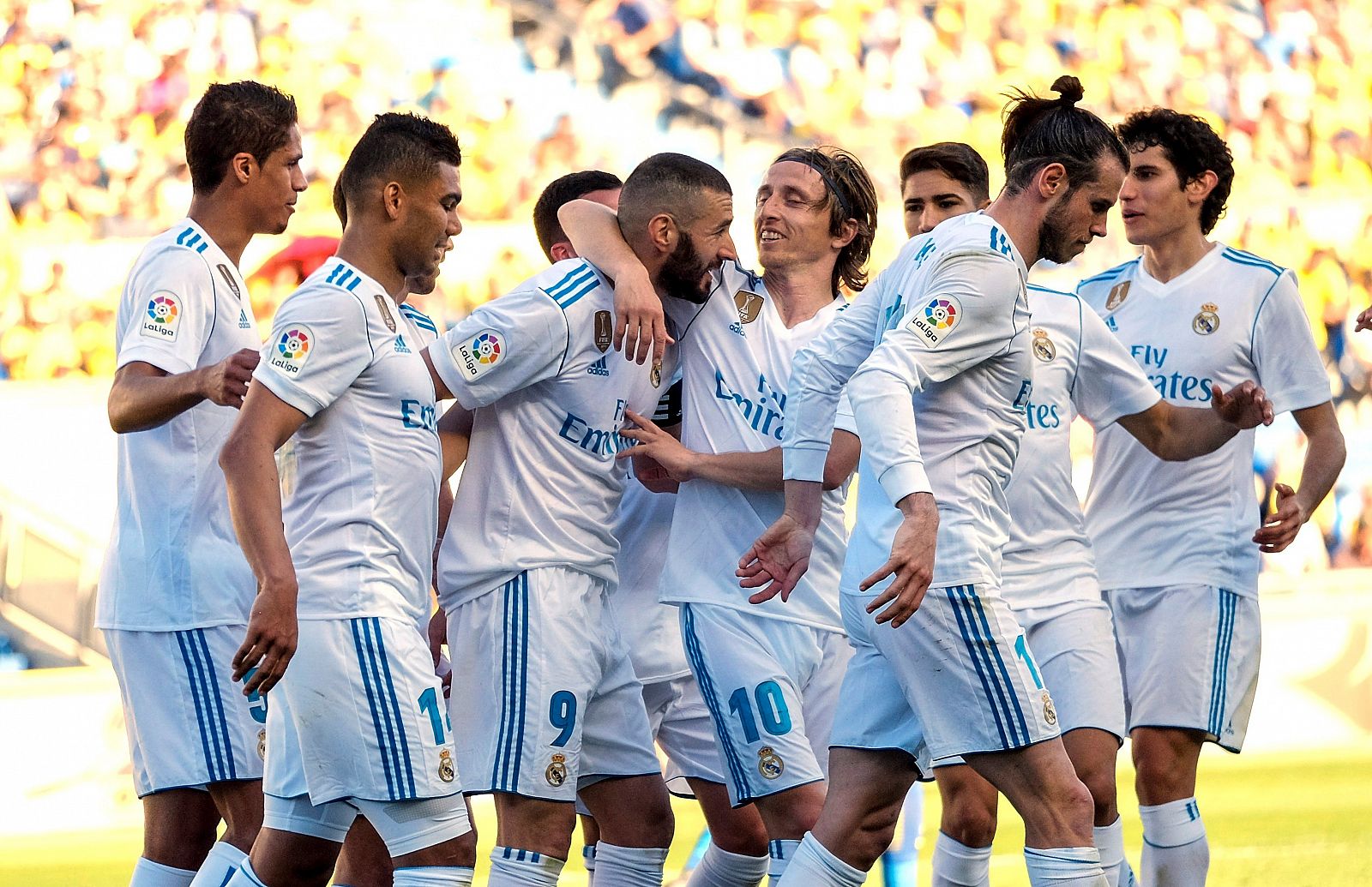 Los jugadores del Real Madrid felicitan a Benzemá tras marcar el segundo gol ante Las Palmas.