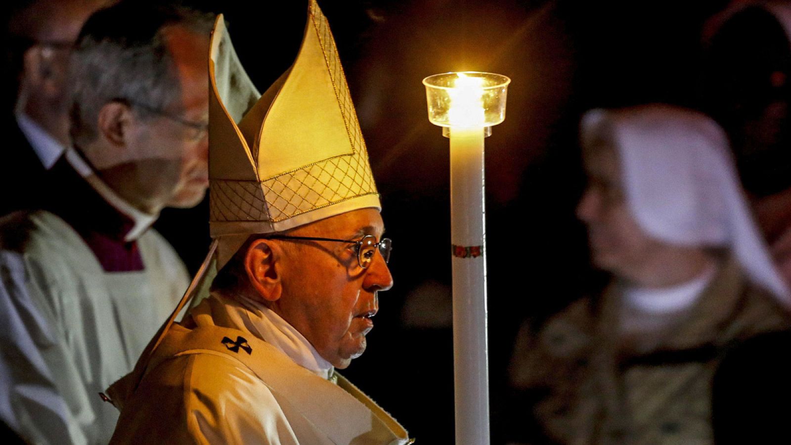 El papa Francisco durante el rito de la Vigilia Pascual de Sábado Santo