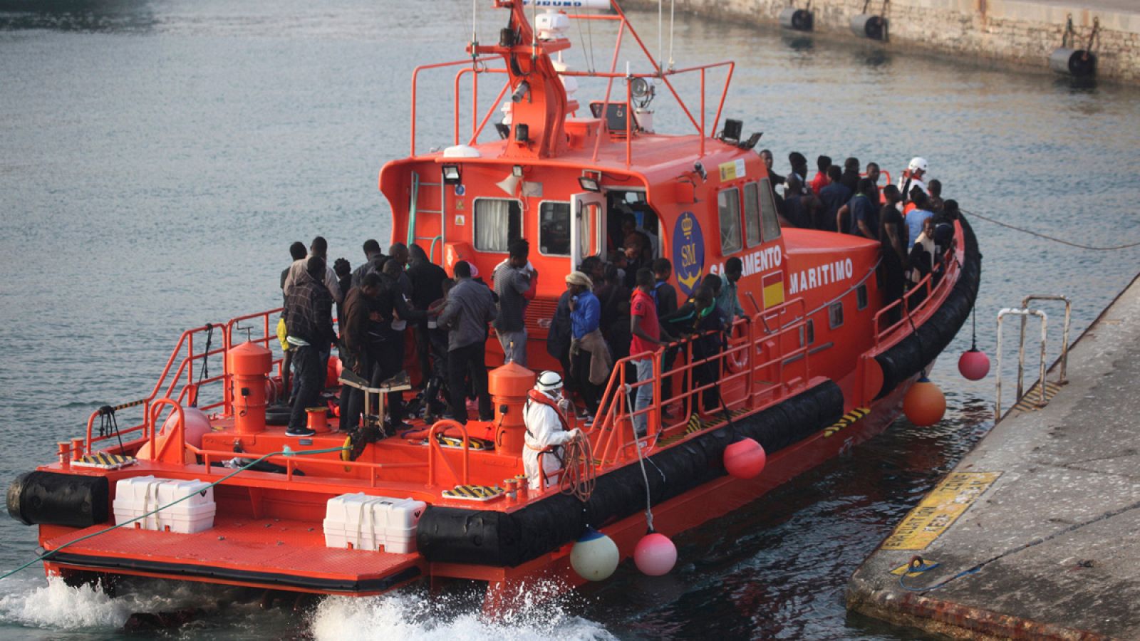 Imagen de archivo de la llegada al puerto de Tarifa de un buque de Salvamento Marítimo
