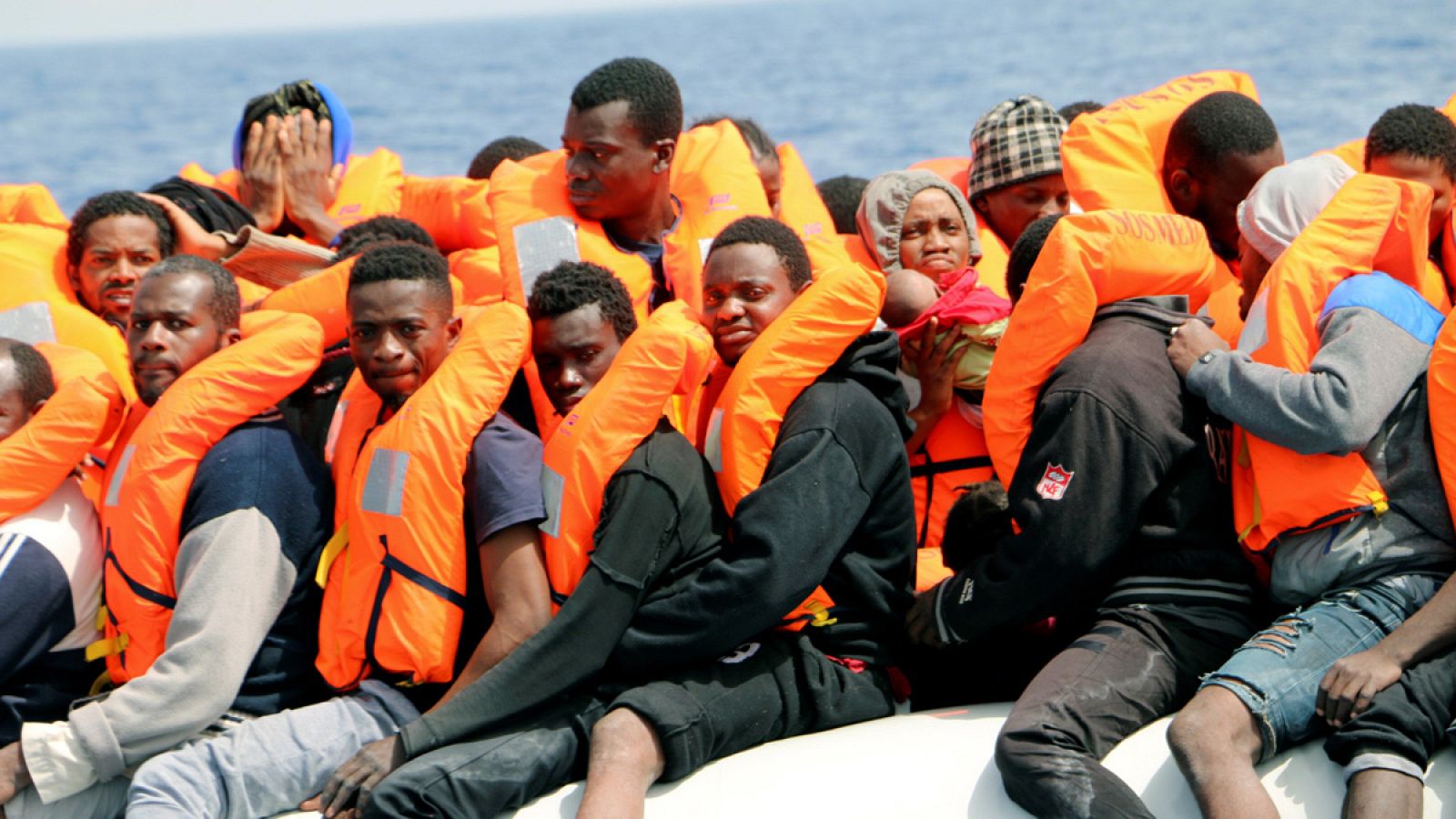 Culmina el rescate de más de 250 personas que navegaban a la deriva en dos botes de goma frente a las costas de Libia