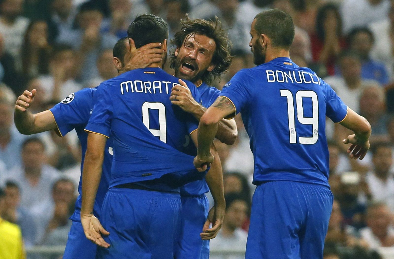 Los jugadores de la Juventus felicitan a Morata (i) tras marcar ante el Real Madrid en el partido de vuelta de la semifinal de la Liga de Campeones 2015.