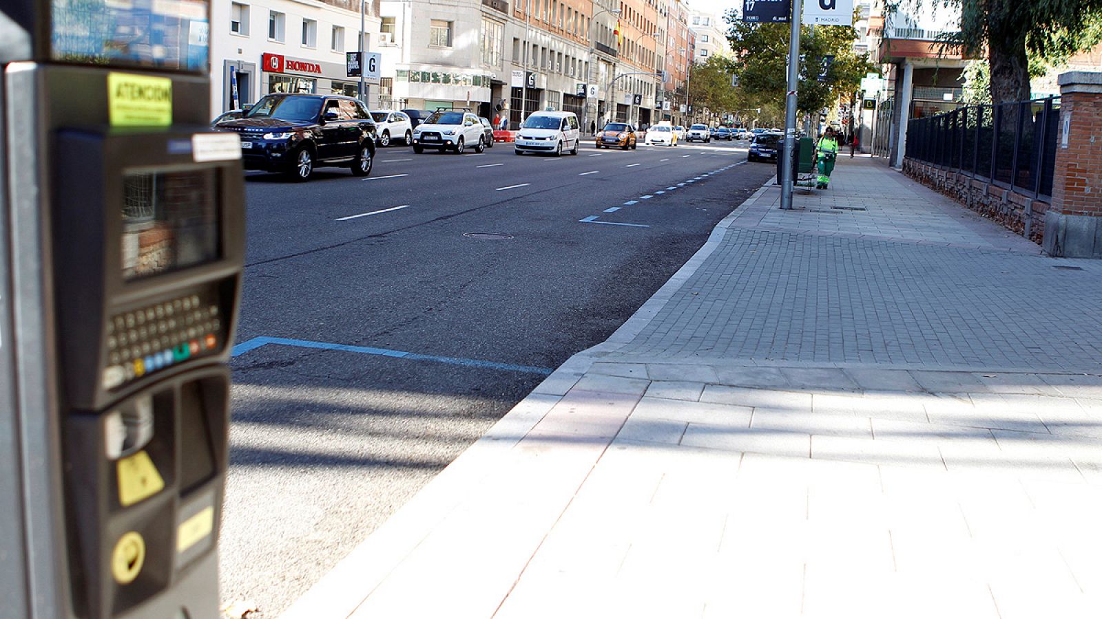 Parquímetro en una zona de aparcamiento del SER en la ciudad de Madrid