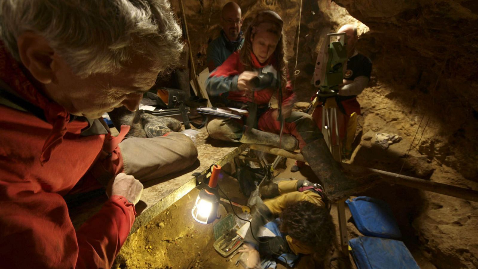 Fotografía de archivo de los trabajos desarrollados en la Sima de los Huesos del yacimiento de Atapuerca.