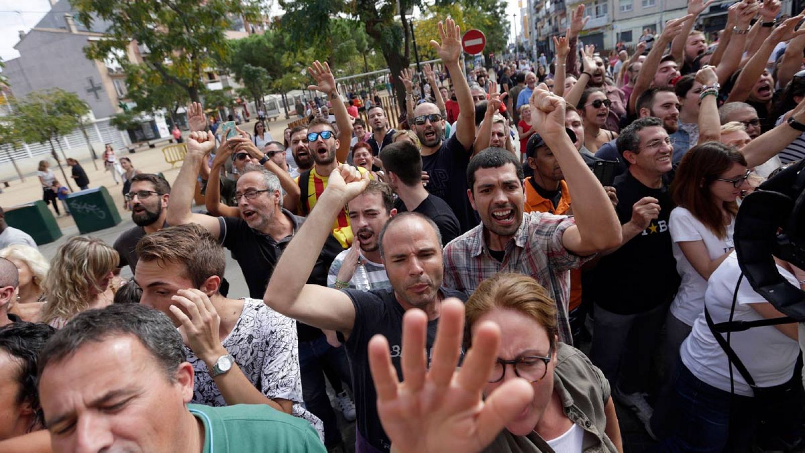 Un grupo de personas concentradas frente a dos hoteles de Pineda de Mar (Barcelona).