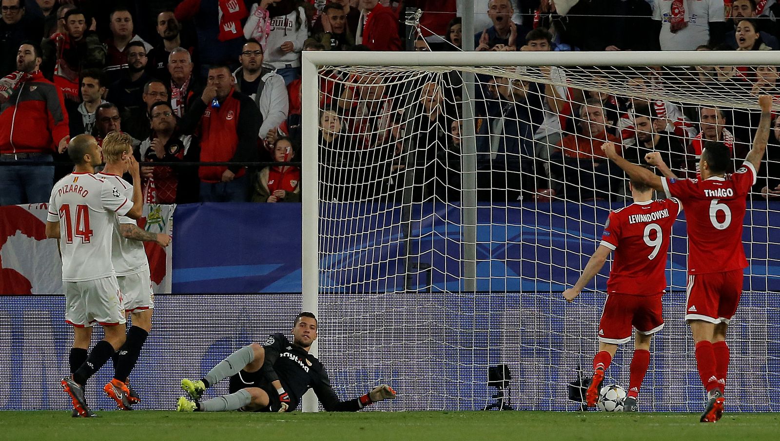 Los jugadores del Bayern celebran su primer gol en el Pizjuán