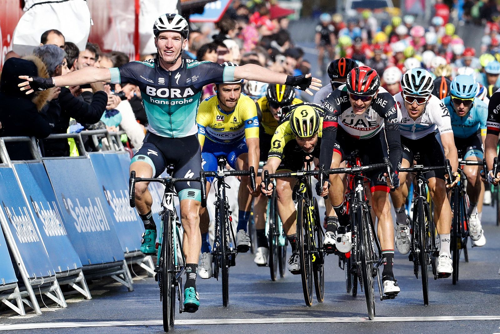 El ciclista australiano del Bora Hansgrohe, Jay McCarthy (i), gana al sprint la tercera etapa de la Vuelta al País Vasco 2018.