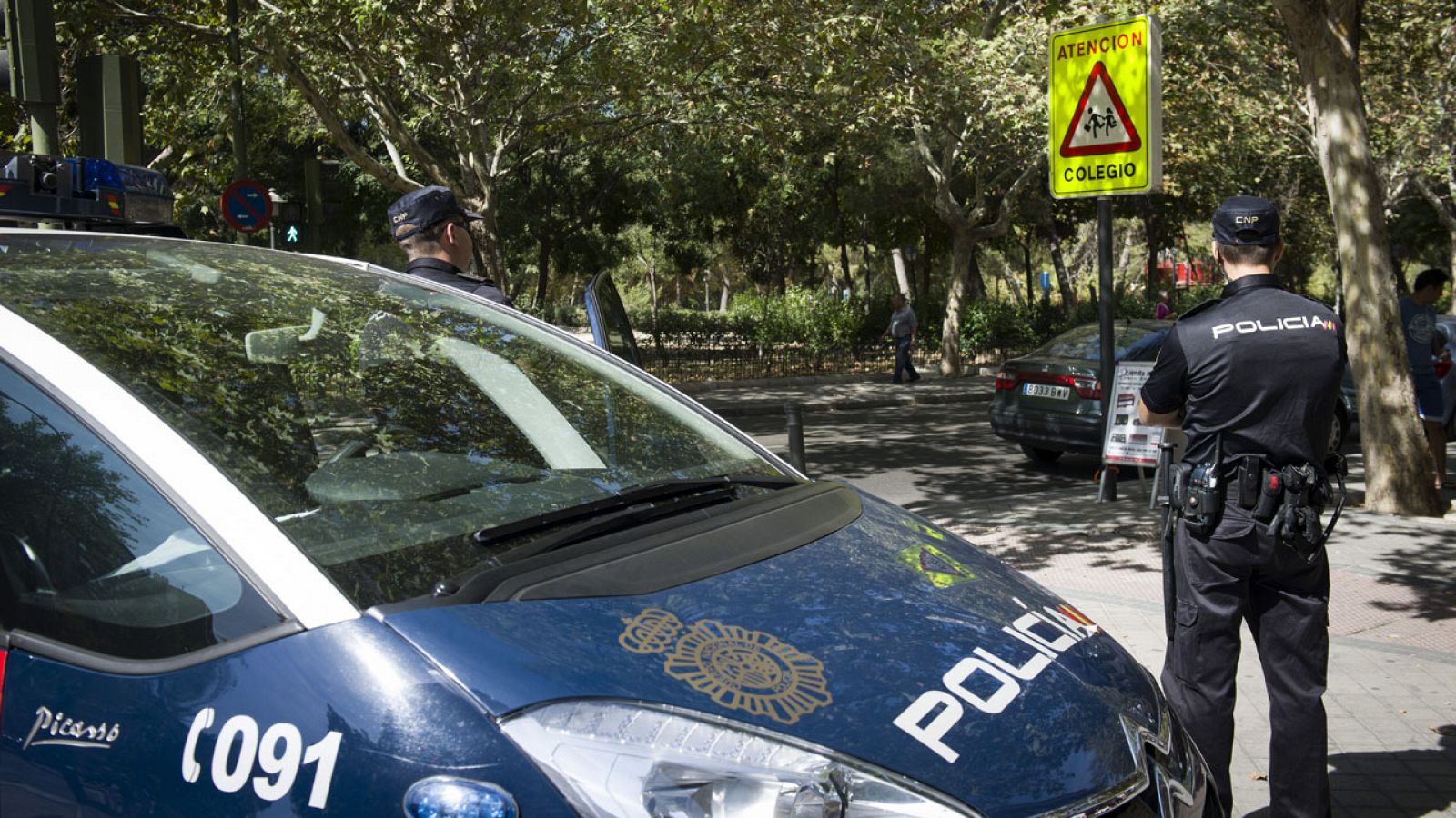 Fotografía de archivo de la Policía vigilando la salida de un colegio en Madrid en 2014