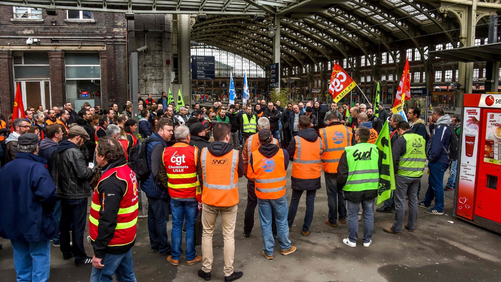 Huelguistas en una estación de la ciudad francesa de Lille