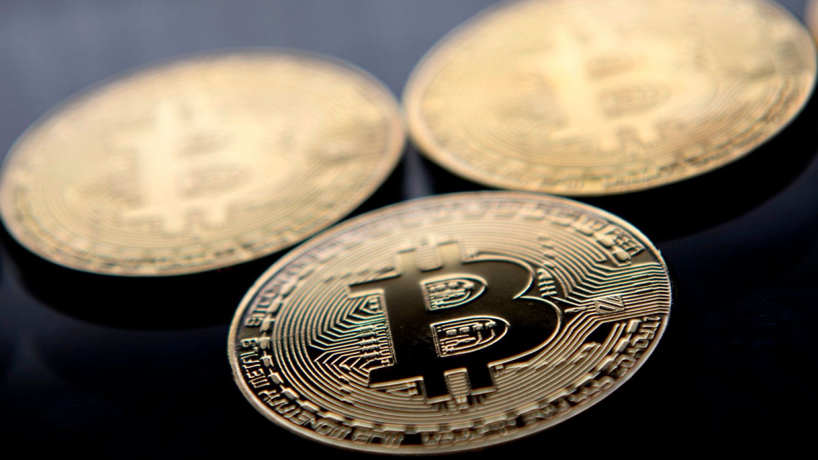 Monedas sin valor que representan bitcoins
