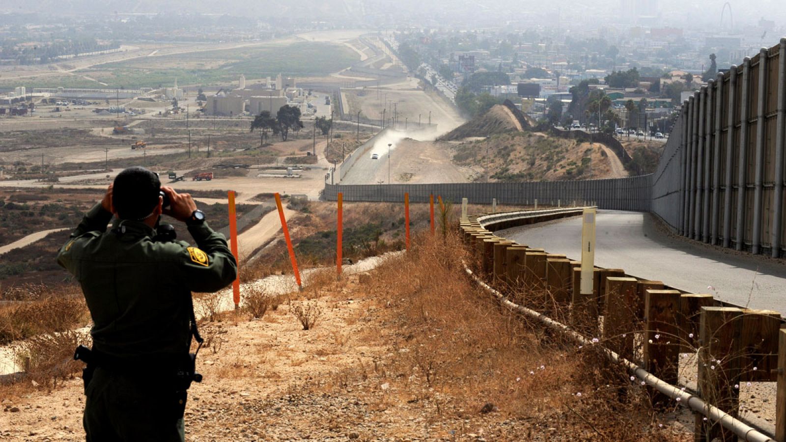 Fotografía de archivo de la frontera entre Estados Unidos y México en el Valle del Río Tijuana, California, (Estados Unidos).