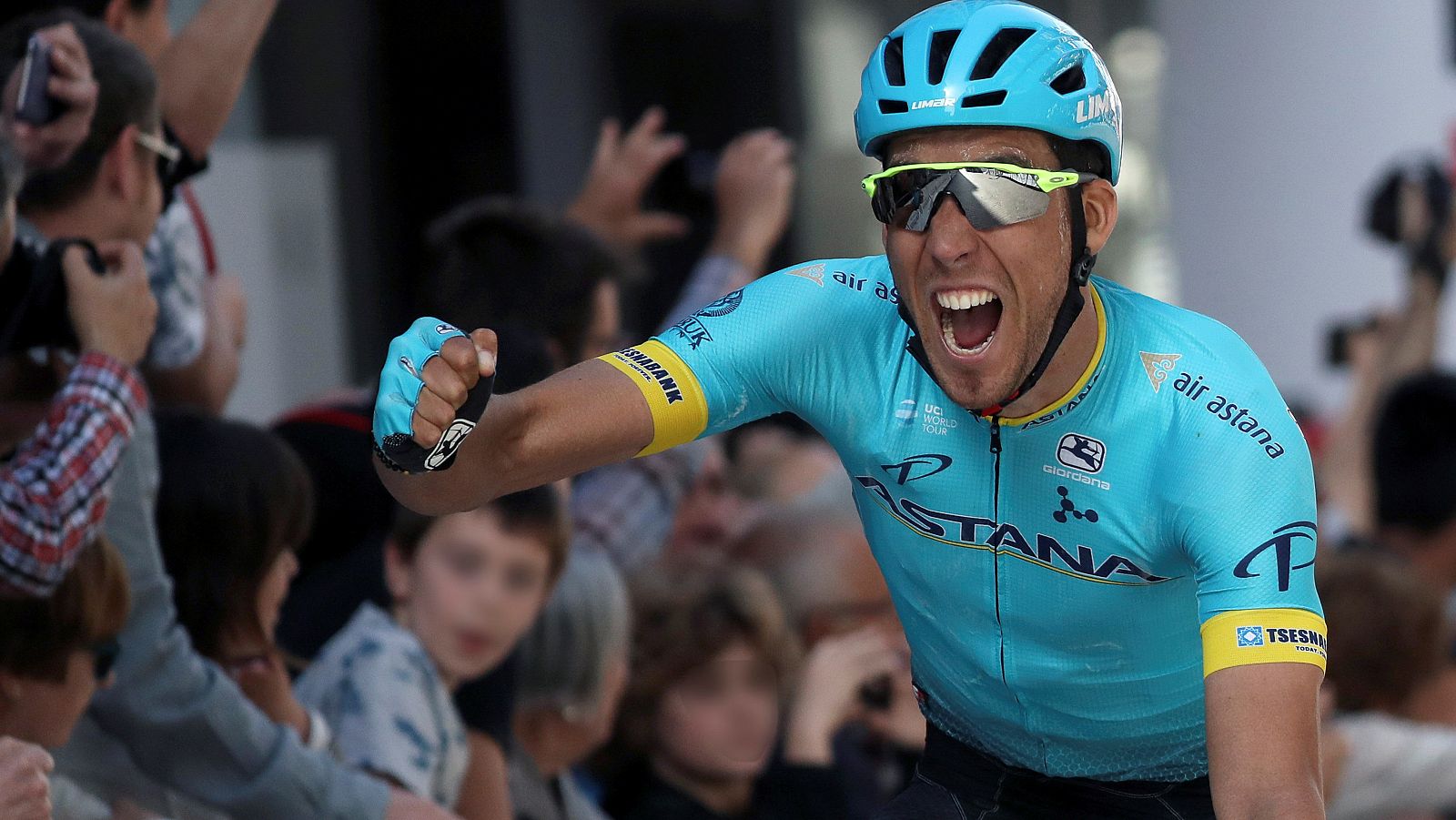 Omar Fraile (Astana) se impone al sprint hoy durante la quinta etapa.