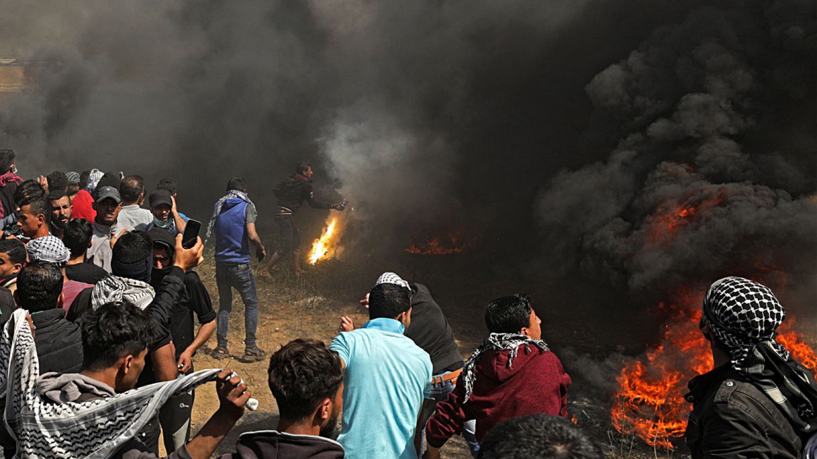 Palestinos durante enfrentamientos con las tropas israelíes cerca de la frontera israelí en la Franja de Gaza el viernes 6 de abril de 2018,