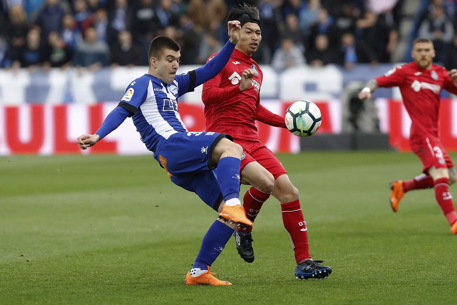 Shibasaki disputa el balón ante el defensa del Martín Aguirregabiria.