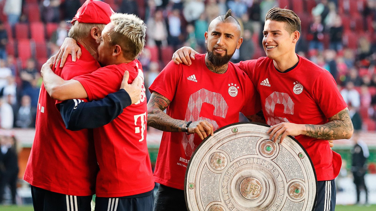 Arturo Vidal y James Rodríguez, del Bayern, celebran el título de la Bundesliga.