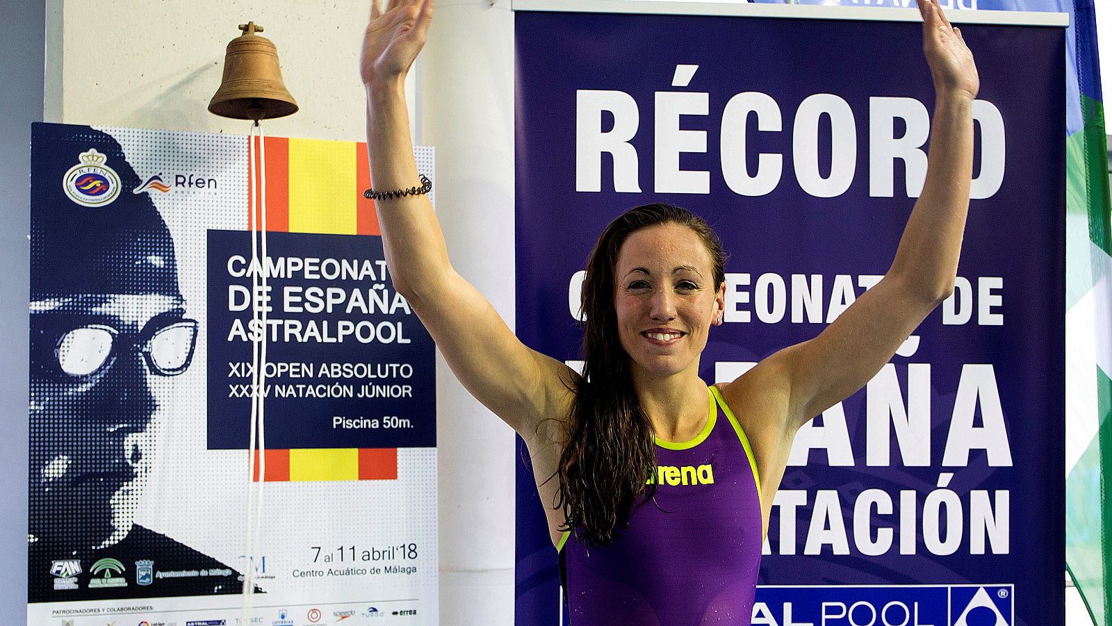 La nadadora Jessica Valls celebra el haber conseguido el nuevo récord de España en la prueba de 50 metros braza.