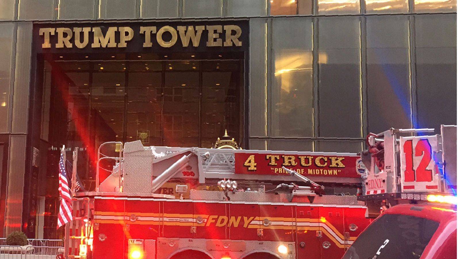 Imagen de un camión de bomberos delante de la Torre Trump situada en la Quinta avenida de Nueva York.