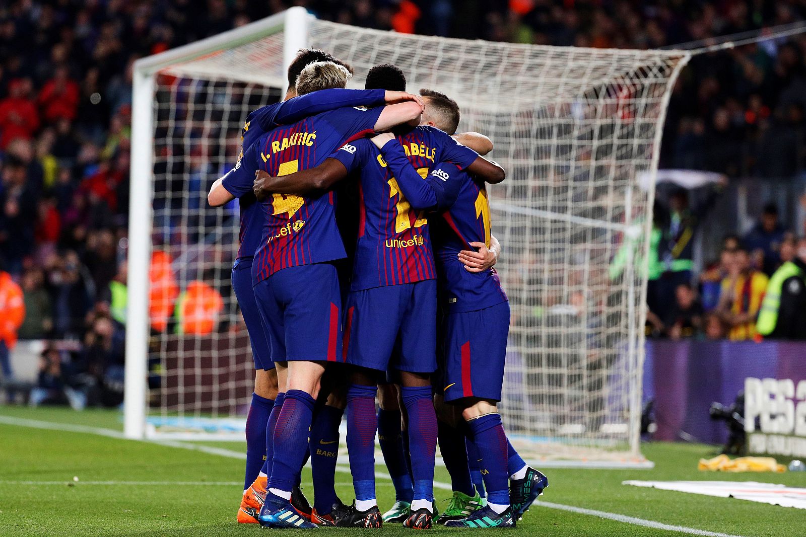 Los jugadores del FC Barcelona celebran el tercer gol ante el Leganés.
