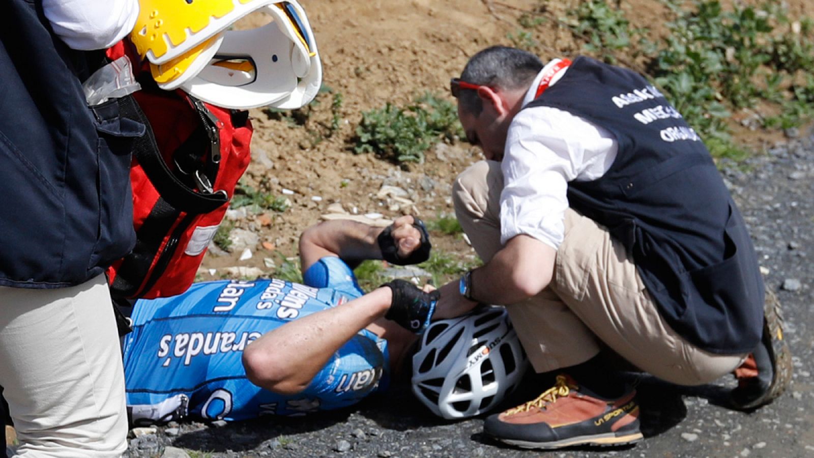 El ciclista belga Michael Goolaerts es atendido tras sufrir un paro cardíaco